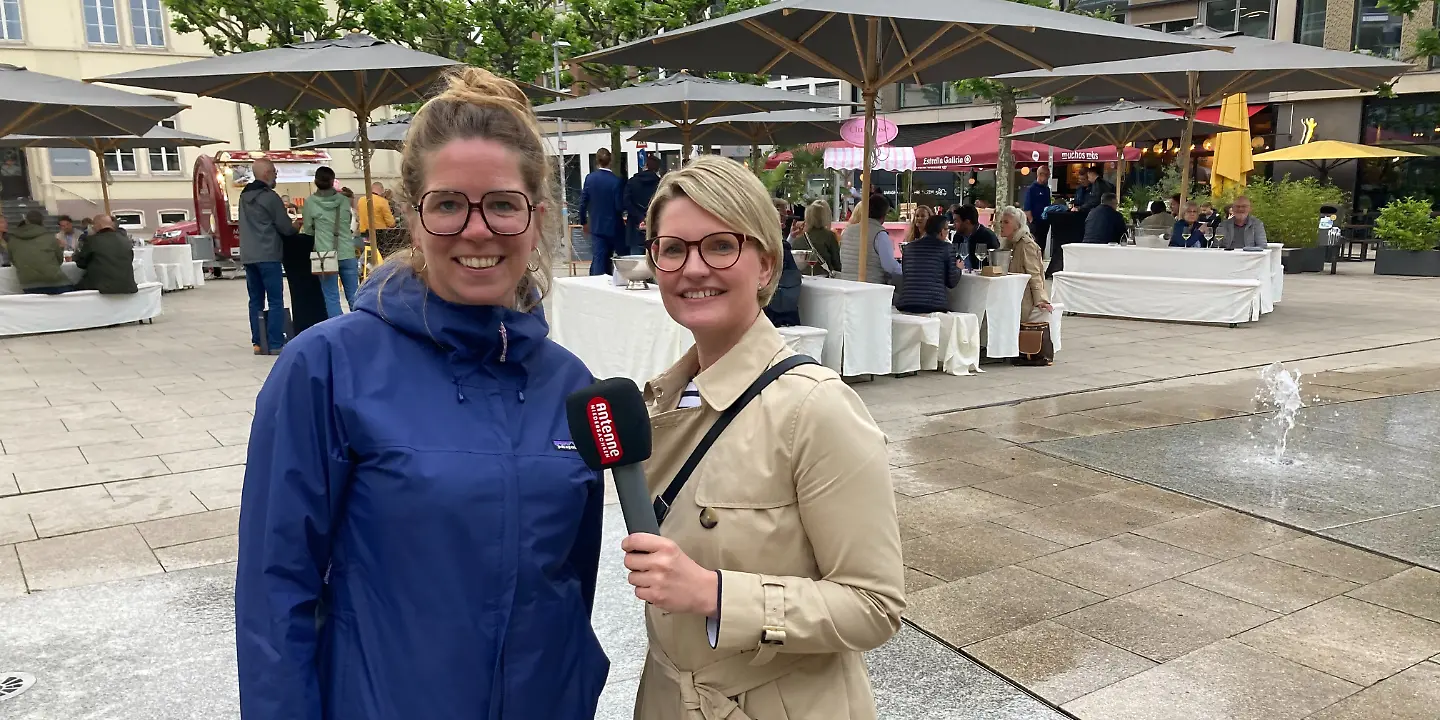 Sarah auf dem Waffenmarkt.JPG