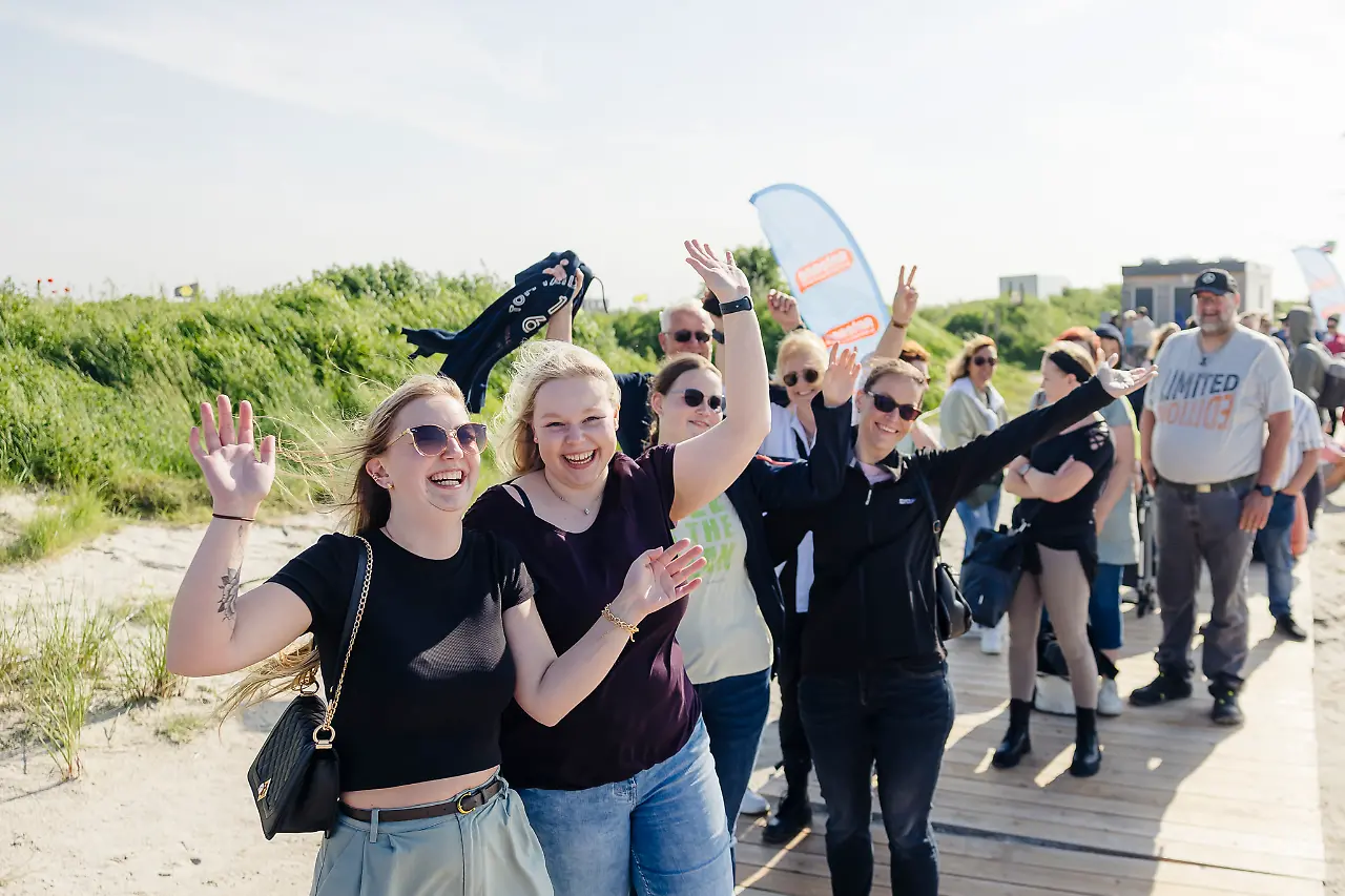 Schlange_vorm_Strandkonzert.jpg