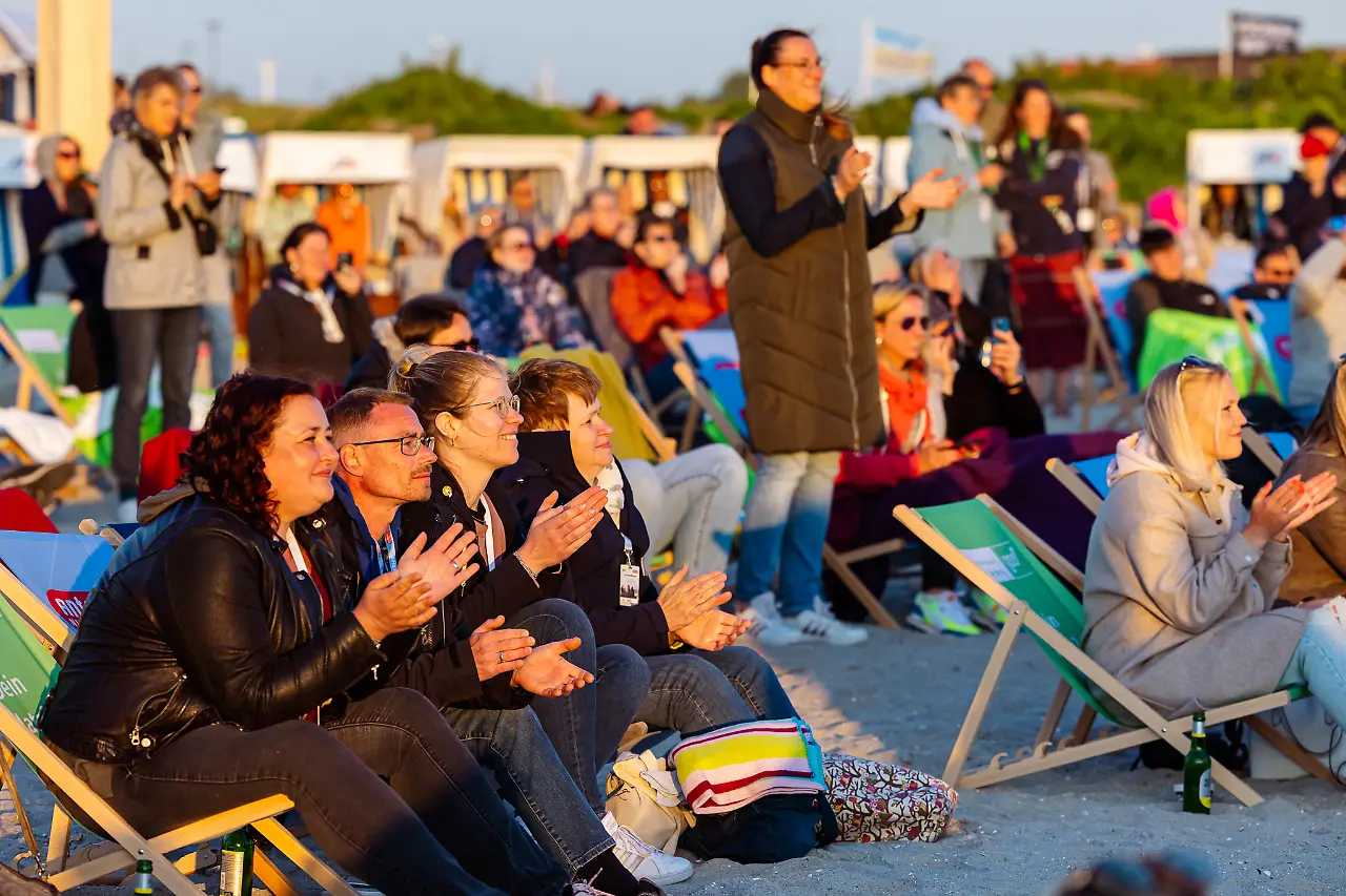 Besucherinnen_und_Besucher_vom_Antenne_Niedersachsen_Strandkonzert.jpg