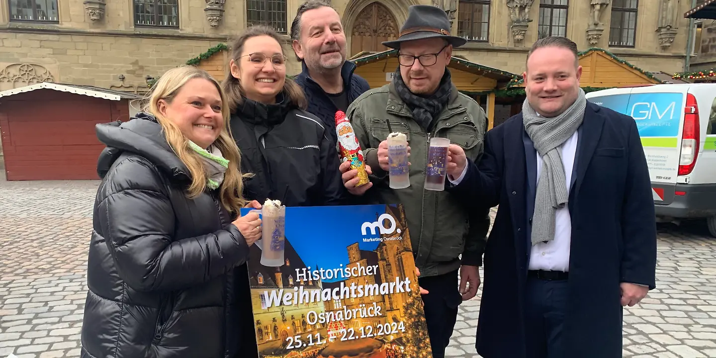 Anstoßen auf den Osnabrücker Weihnachtsmarkt.jpg