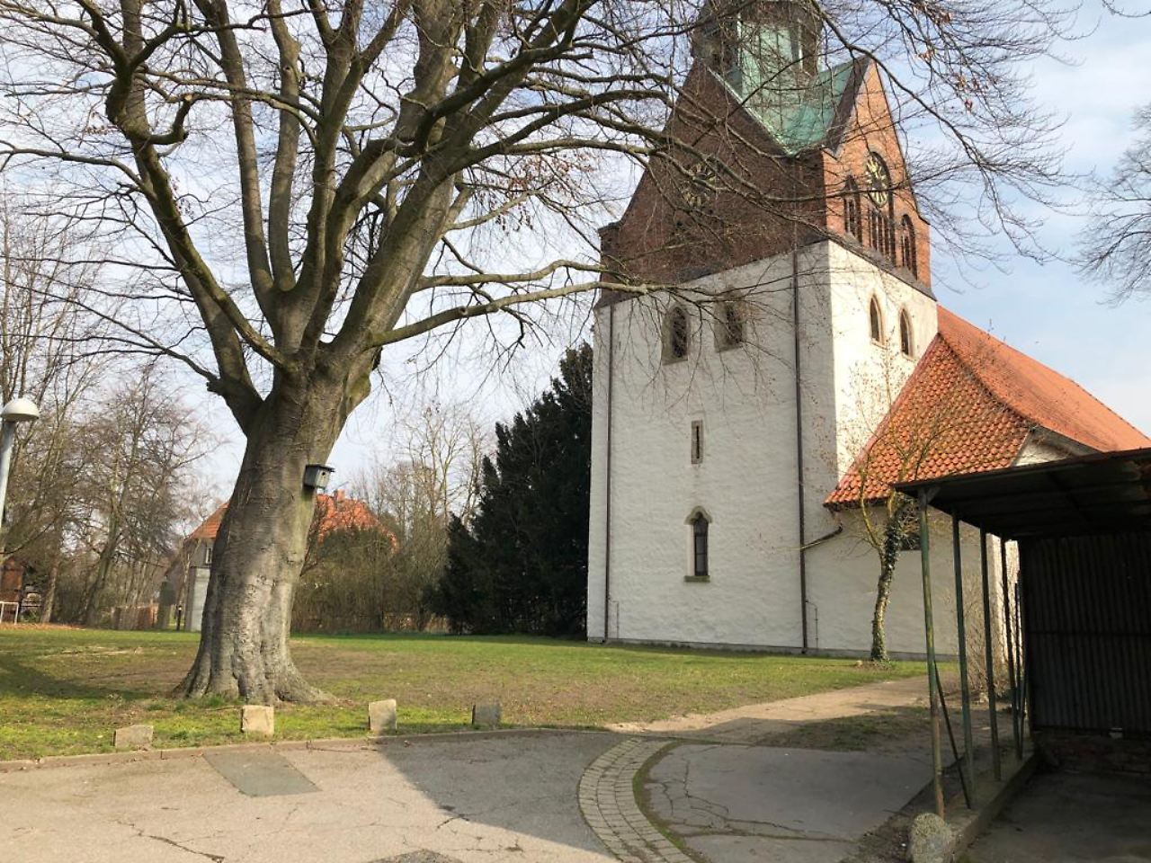 Der ehemalige Wehrturm der Sievershäuser Kirche sieht wegen seiner Schießscharte und den Fenstern aus, als ob er erstaunt ist. (Foto: Antenne Niedersachsen)