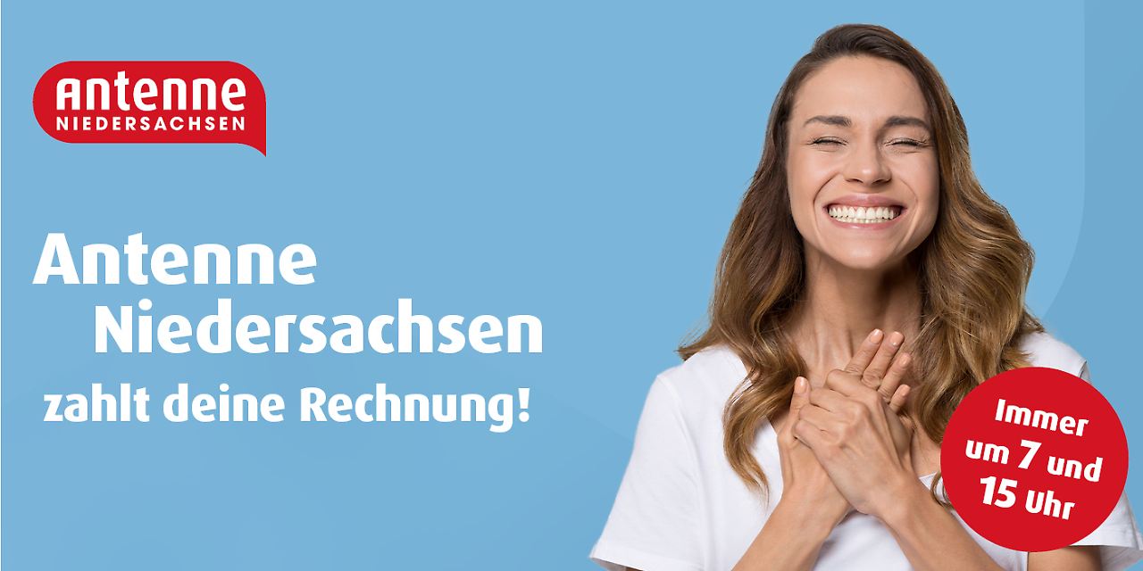 Lächelnde Frau mit geschlossenen Augen und verschränkten Händen vor blauem Hintergrund zur Programmaktion "Antenne Niedersachsen zahlt deine Rechnung!" mit dem Hinweis "Immer um 7 und 15 Uhr" und das Logo von Antenne Niedersachsen.