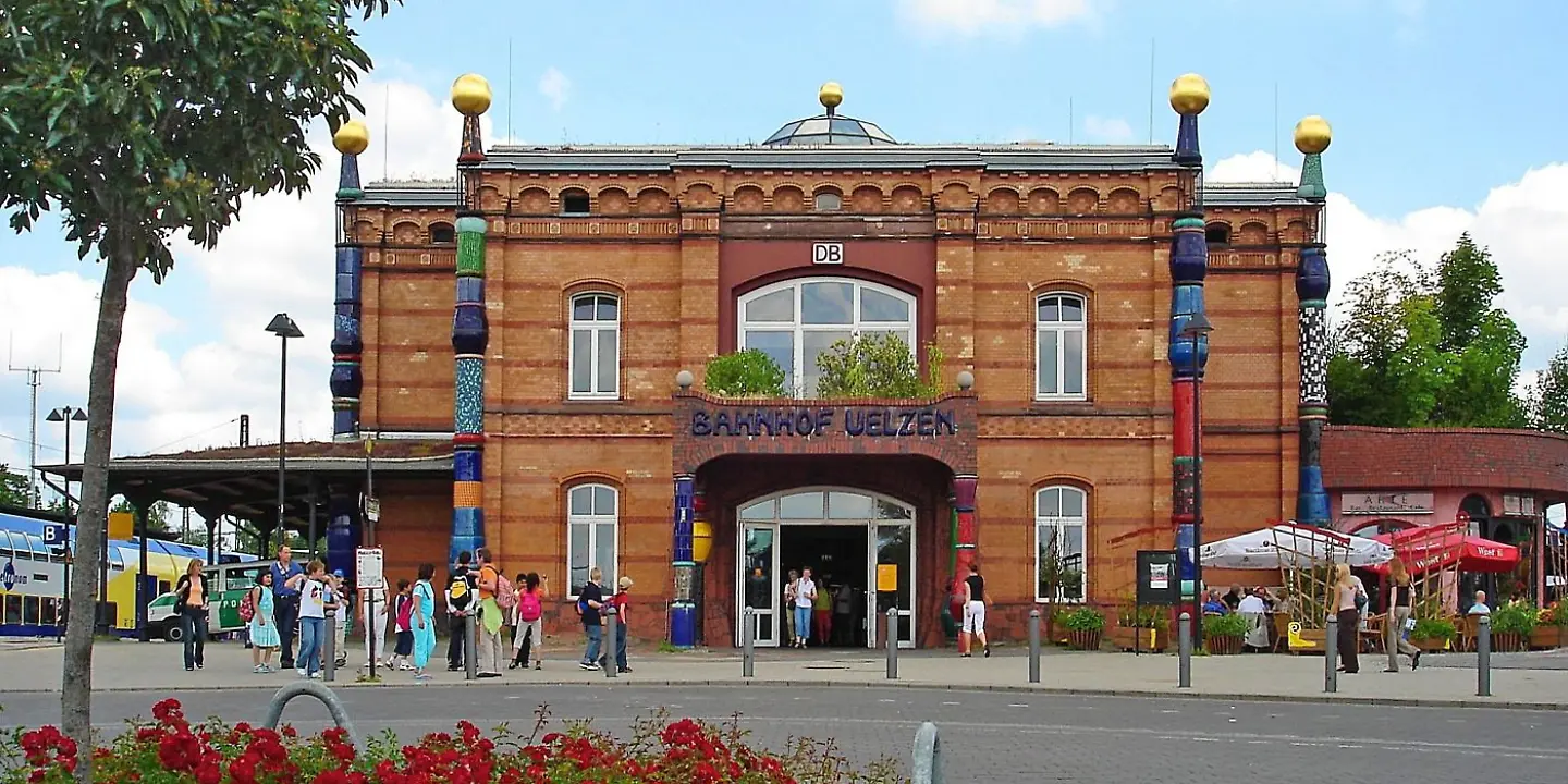 90_Den Hundertwasser-Bahnhof in Uelzen bewundern.jpg