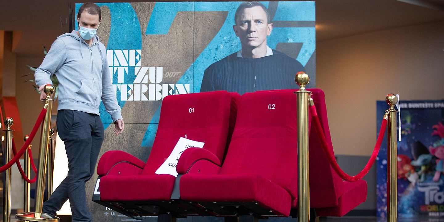 Kino sells discarded armchairs as a Christmas present