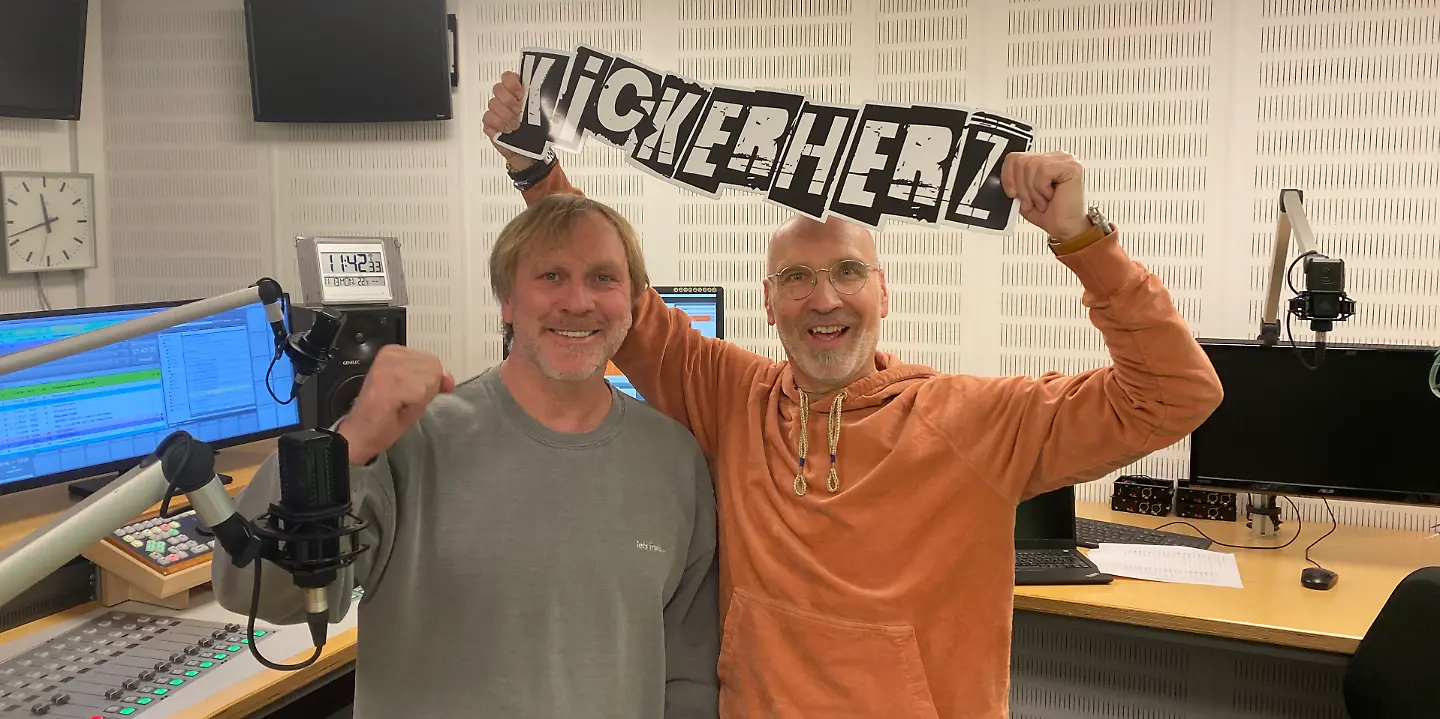 Ansgar und Olli mit Kickerherz Logo.jpg