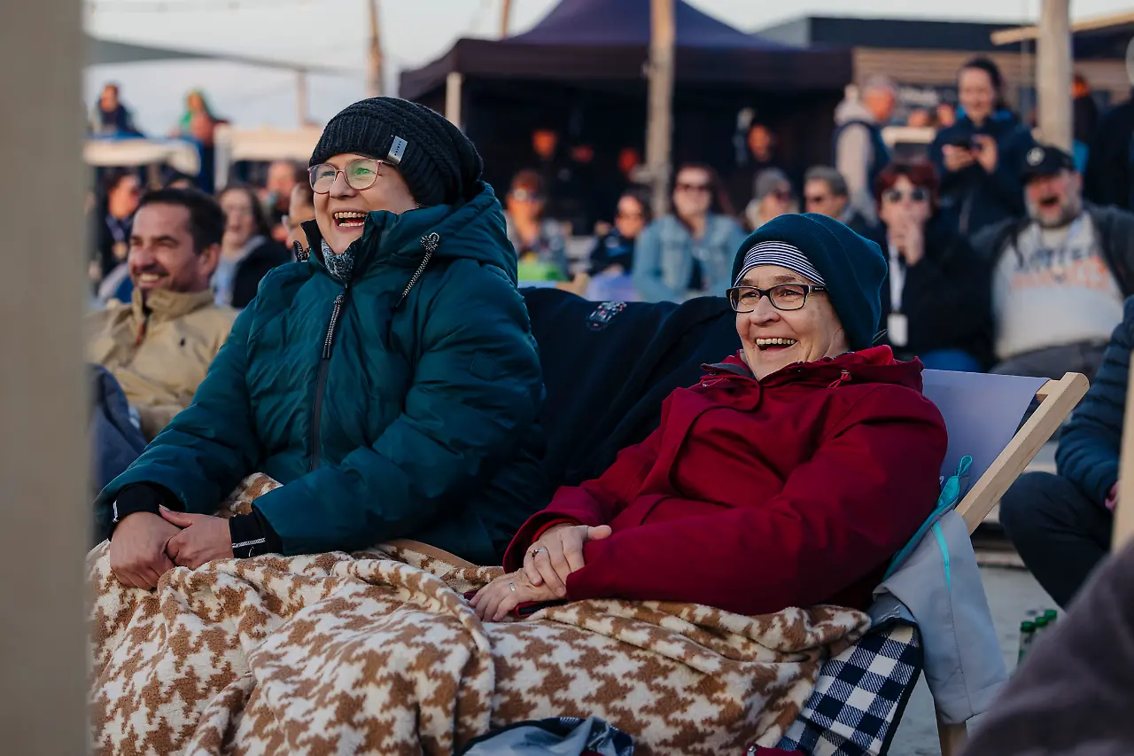 Fans_beim_Strandkonzert.jpg