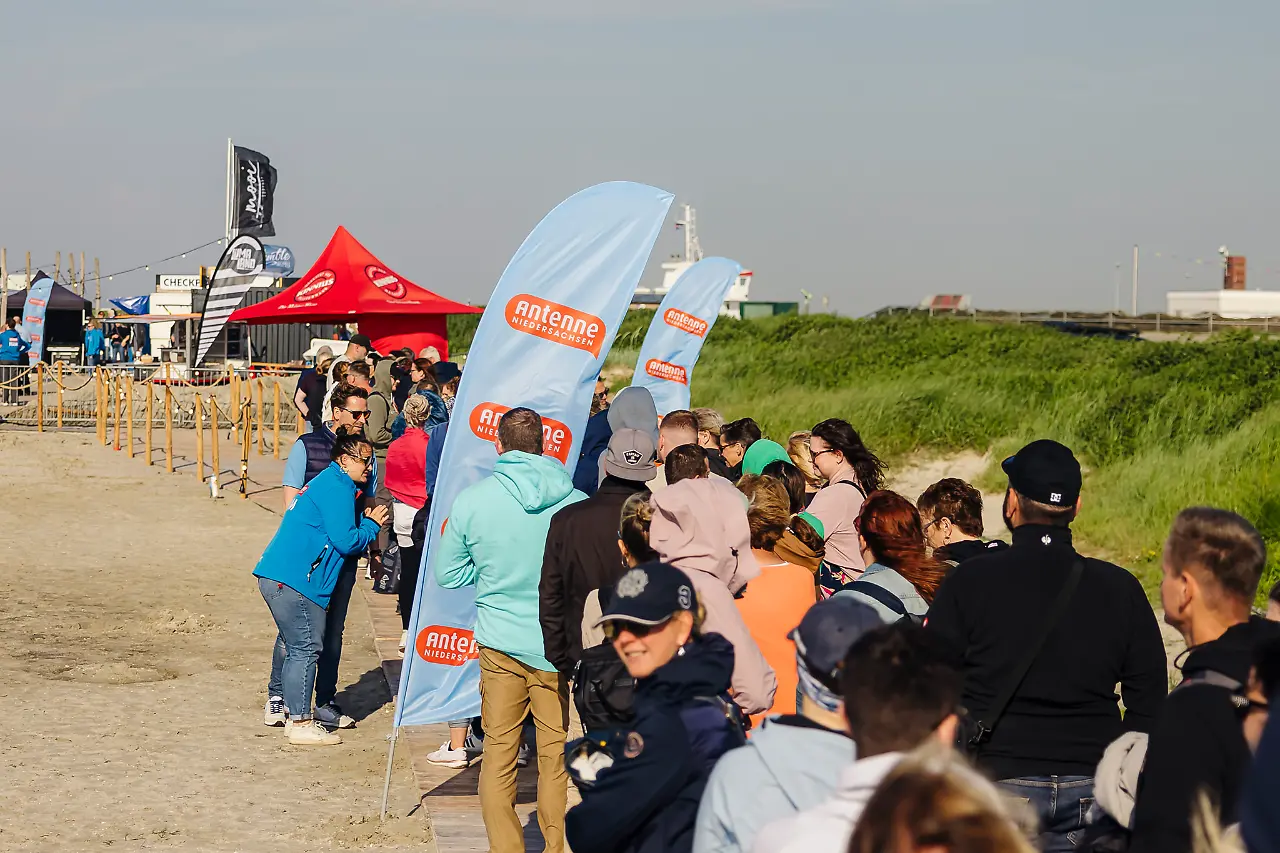 Schlange_Strandkonzert.jpg