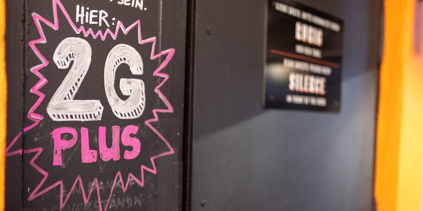 "Hier: 2G PLUS" steht auf einem Schild an der geschlossenen Tür einer Bar in der Nürnberger Innenstadt.